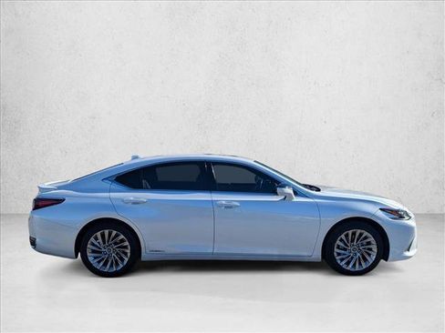 Used 2022 Lexus ES 300h Ultra Luxury image 4