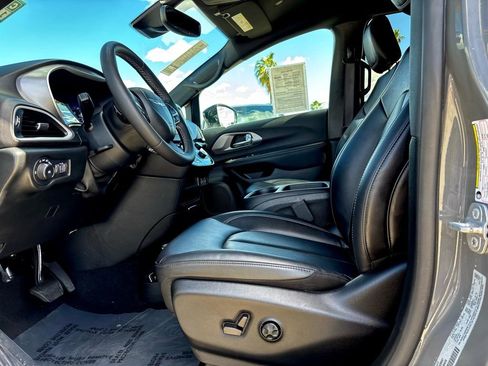 Used 2025 Chrysler Pacifica Select image 11