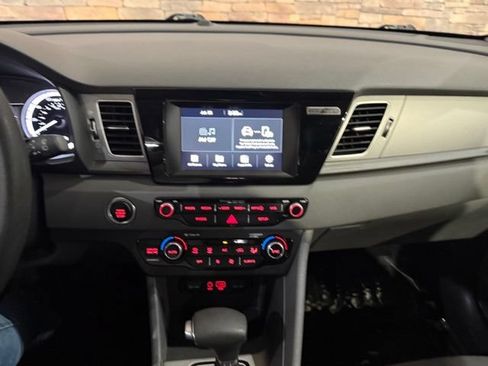 Used 2017 Kia Niro LX FWD image 21