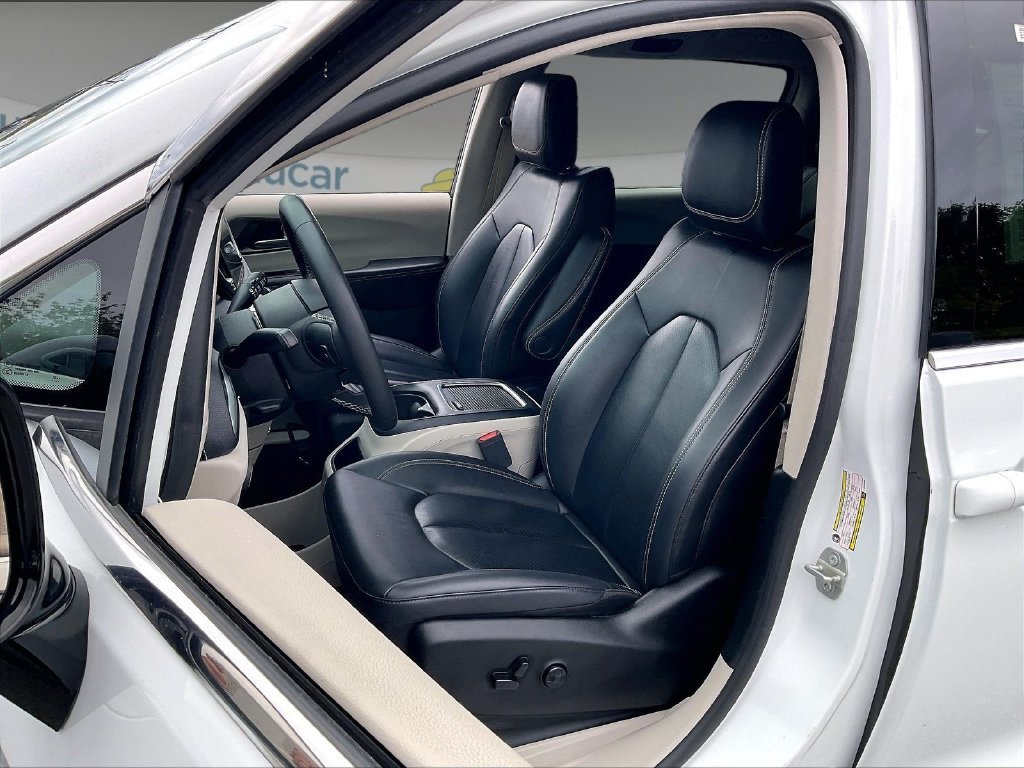 Used 2024 Chrysler Pacifica Limited FWD image 9