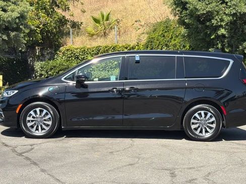 Used 2024 Chrysler Pacifica Limited FWD image 7