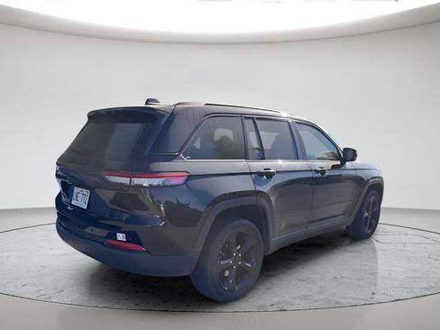 Used 2023 Jeep Grand Cherokee Altitude AWD/4WD image 3