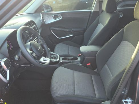 Certified 2025 Kia Soul LX w/ LX Technology Package FWD image 5