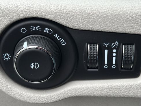 Used 2020 Chrysler Pacifica Touring-L Plus image 17