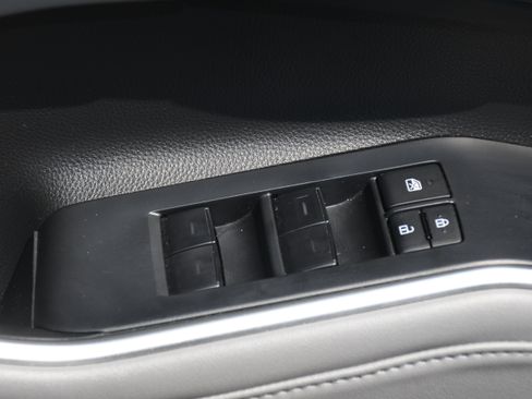 Used 2022 Toyota Highlander XLE FWD image 11
