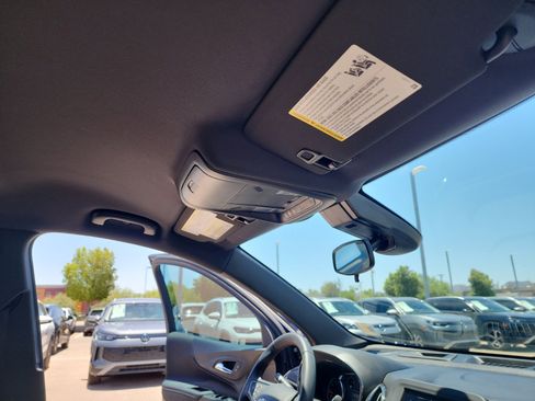 Used 2023 Chevrolet Equinox RS FWD image 33