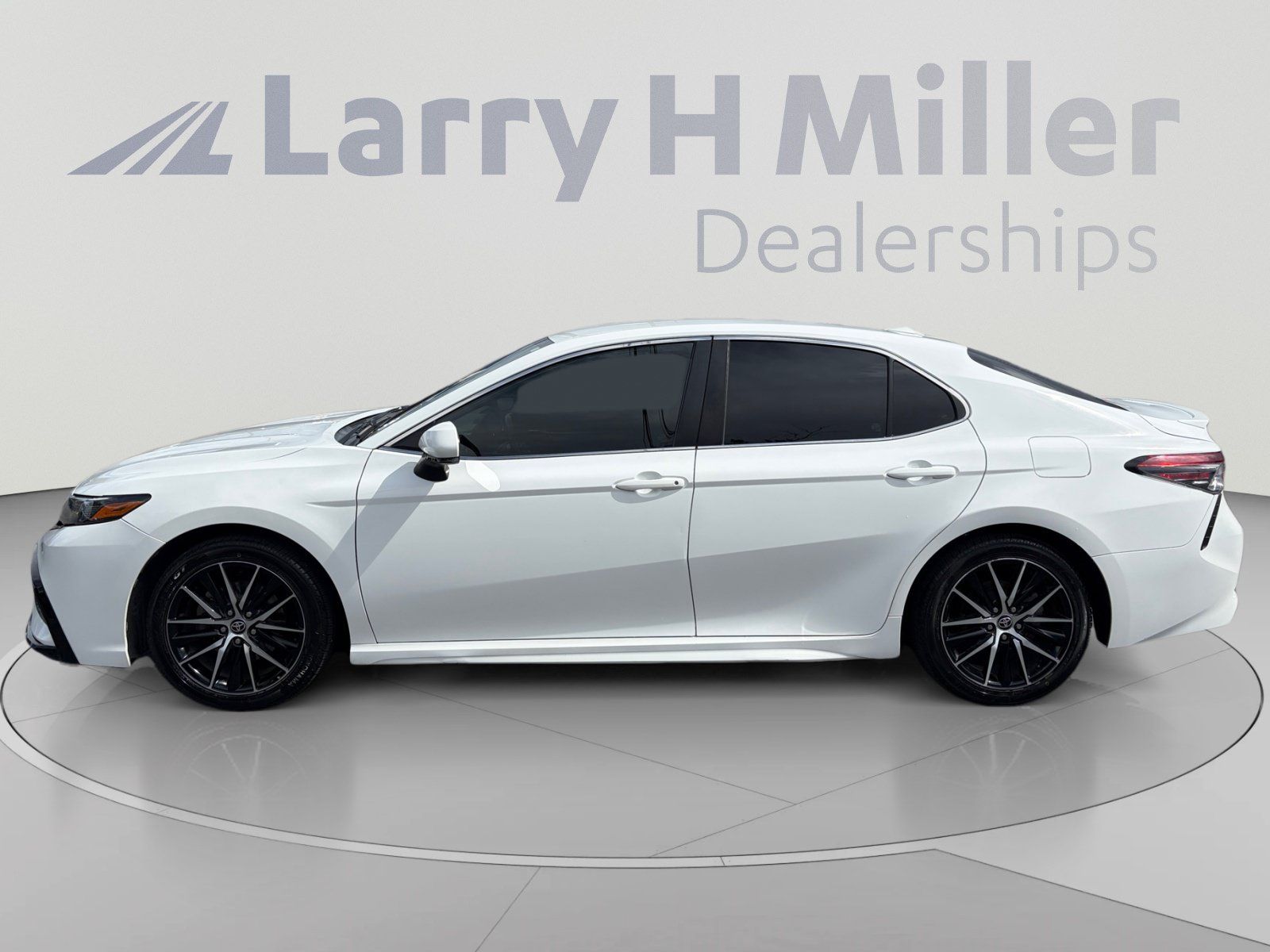 Used 2022 Toyota Camry SE FWD image 2