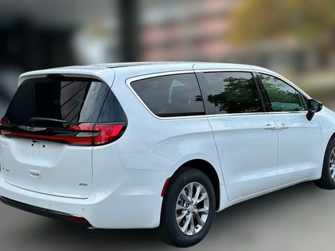 New 2026 Chrysler Pacifica Select AWD/4WD image 32