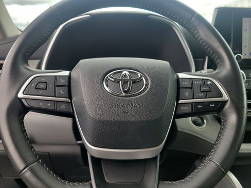 Used 2024 Toyota Highlander XLE FWD image 19