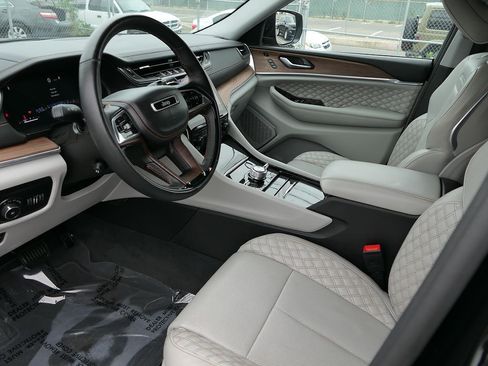 Used 2023 Jeep Grand Cherokee Summit w/ Luxury Tech Group V AWD/4WD image 10