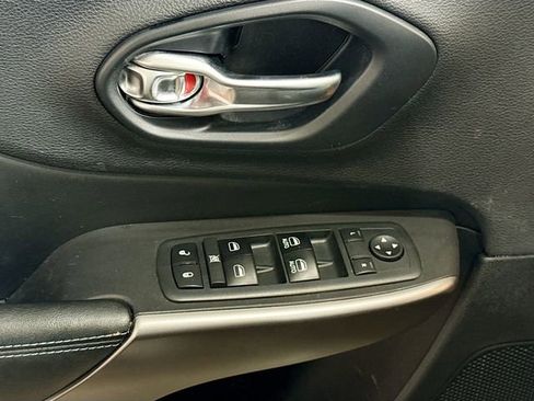 Used 2019 Jeep Cherokee Latitude Plus AWD/4WD image 18