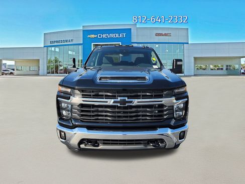 Used 2024 Chevrolet Silverado 2500 LT image 2