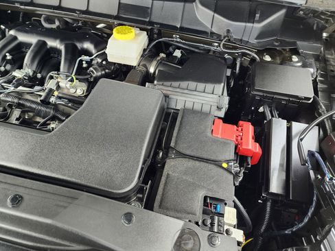 Used 2025 Nissan Pathfinder SV image 19