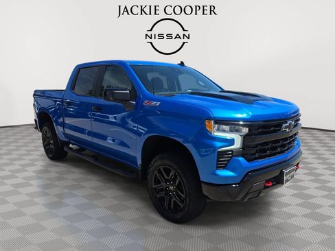 Used 2025 Chevrolet Silverado 1500 LT Trail Boss w/ Convenience Package II AWD/4WD image 3