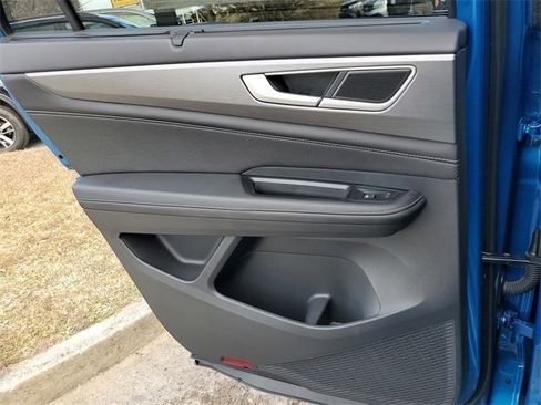 Certified 2025 Volkswagen Atlas Cross Sport SE w/ Panoramic Sunroof Package image 13