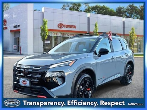 Used 2025 Nissan Rogue SV image 2