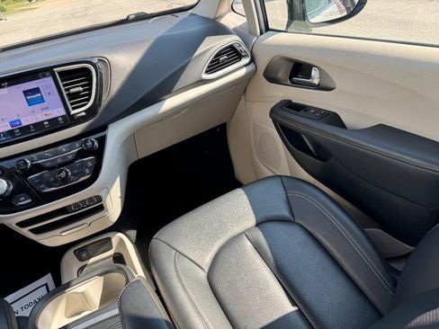 Used 2024 Chrysler Pacifica Touring-L FWD image 18