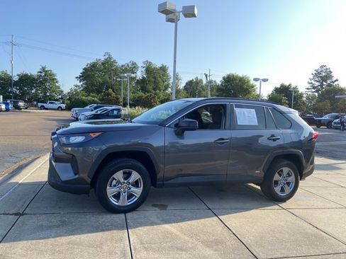Used 2022 Toyota RAV4 LE AWD/4WD image 6