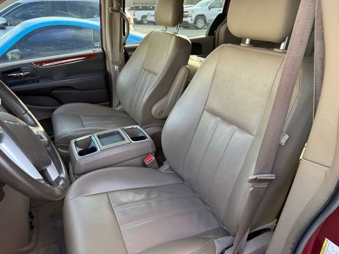 Used 2014 Chrysler Town & Country Touring image 8