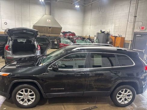 Used 2016 Jeep Cherokee Latitude w/ Cold Weather Group image 11