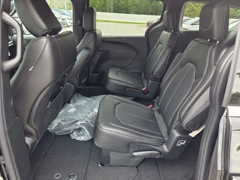 New 2027 Chrysler Pacifica Select FWD image 5