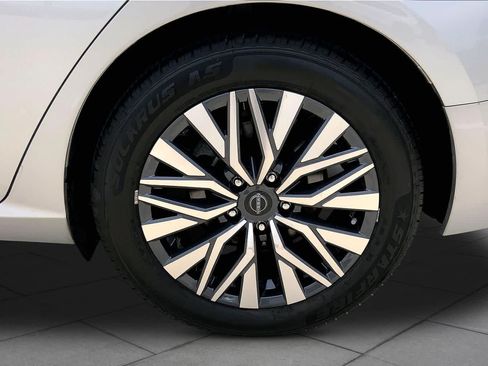 Used 2024 Nissan Altima 2.5 SV FWD image 11