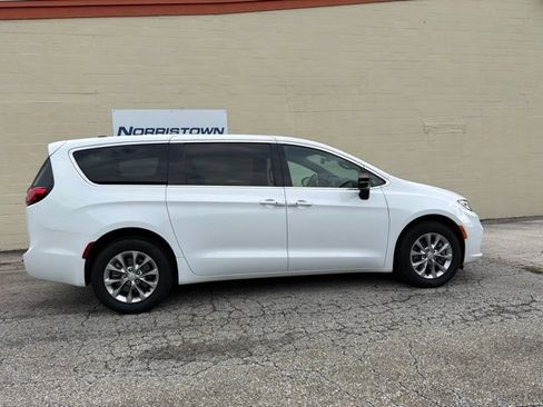 Used 2026 Chrysler Pacifica Select AWD/4WD image 3