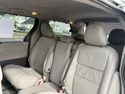 Used 2017 Toyota Sienna XLE w/ XLE Navigation Package FWD image 11