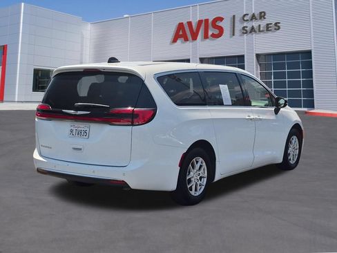 Used 2024 Chrysler Pacifica Touring-L FWD image 6