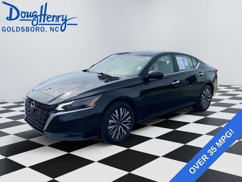 Used 2025 Nissan Altima 2.5 SV image 1