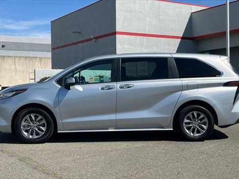 Certified 2022 Toyota Sienna XLE image 9