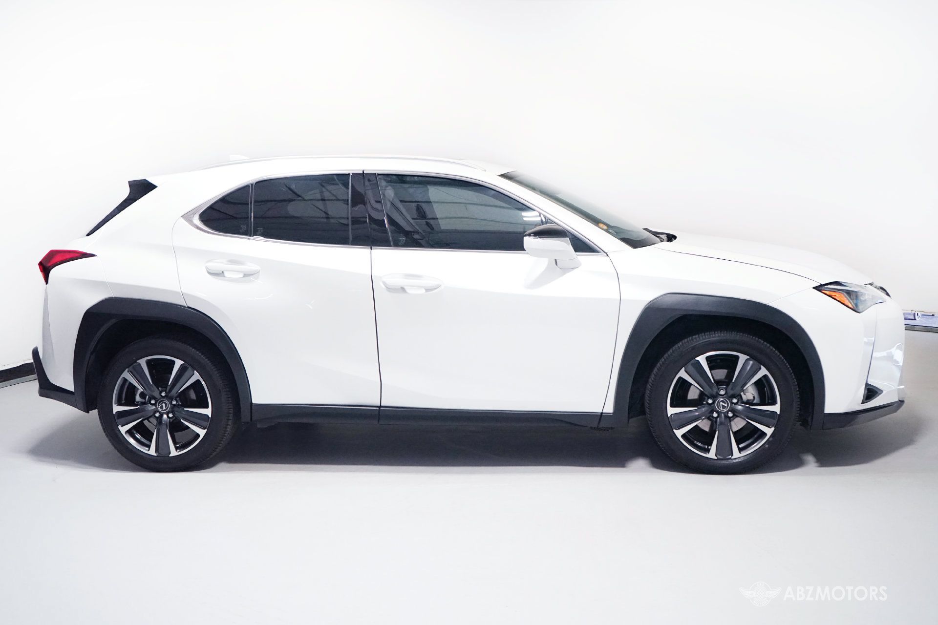 Used 2025 Lexus UX 300h FWD w/ Accessory Package (Z1) image 3