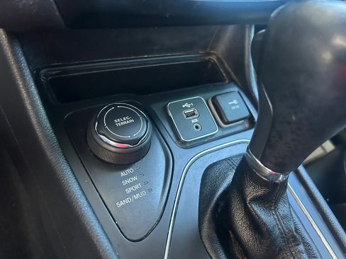 Used 2020 Jeep Cherokee Latitude Plus AWD/4WD image 24