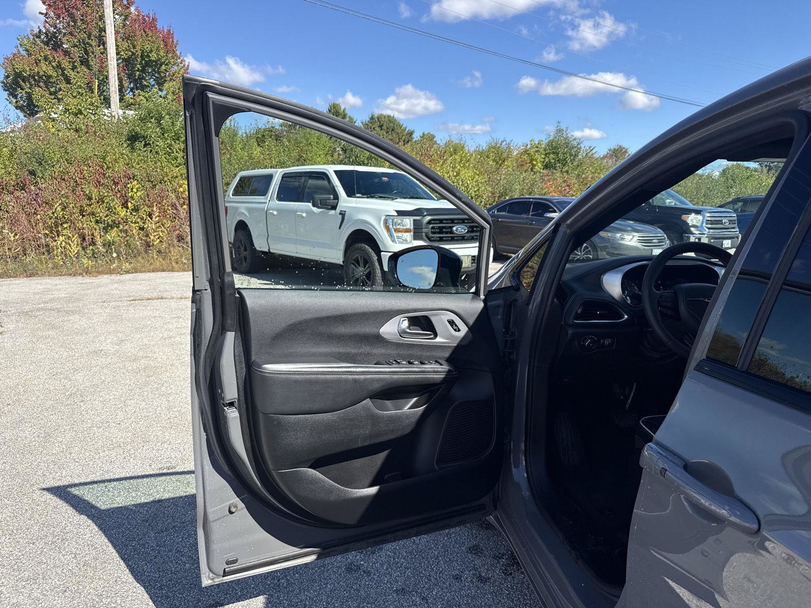 Used 2025 Chrysler Pacifica Limited FWD image 10