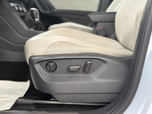 Used 2018 Volkswagen Tiguan SE w/ Panoramic Sunroof Package image 29