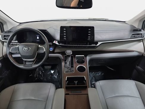 Certified 2024 Toyota Sienna XLE FWD image 9