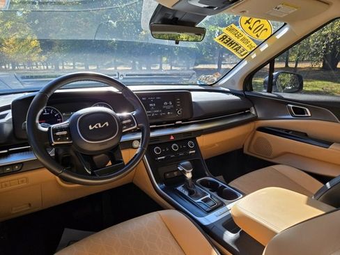 Used 2024 Kia Carnival LX image 13