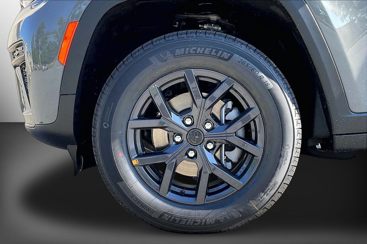 New 2027 Jeep Grand Cherokee Altitude RWD image 31