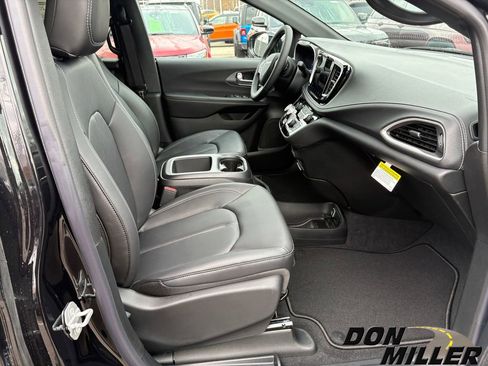 New 2026 Chrysler Pacifica Select image 24