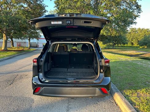 Used 2023 Toyota Highlander LE FWD image 11