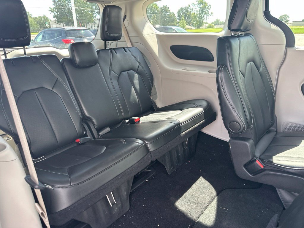 Used 2024 Chrysler Pacifica Touring-L FWD image 19