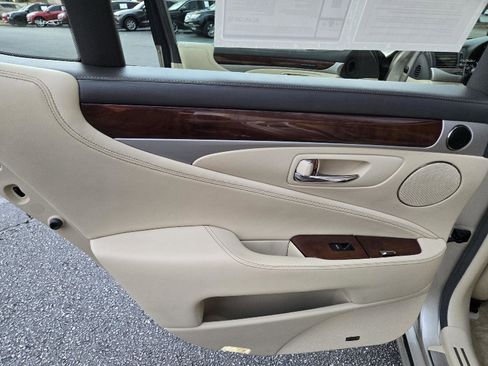 Used 2015 Lexus LS 460 w/ Comfort Package image 14