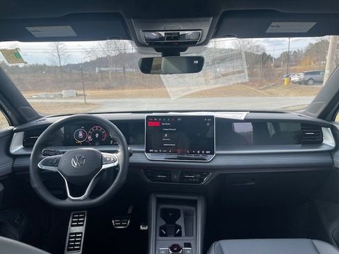 New 2025 Volkswagen Tiguan SE R-Line image 9