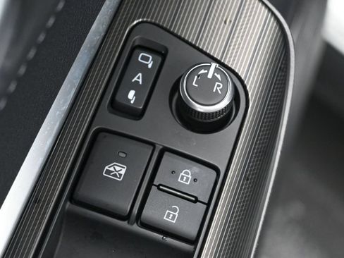 Used 2023 Toyota Venza XLE AWD/4WD image 12