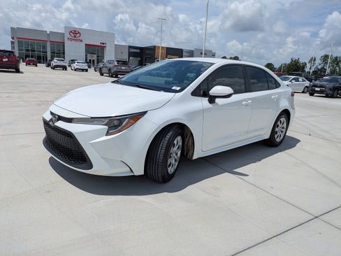 Used 2021 Toyota Corolla LE image 3