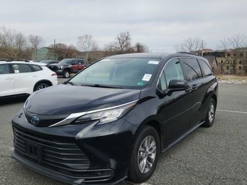 Used 2023 Toyota Sienna LE image 3