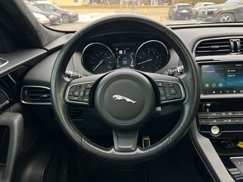 Used 2019 Jaguar F-PACE Premium image 26