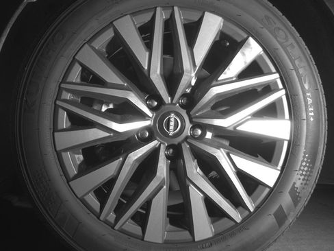 Used 2025 Nissan Altima 2.5 SV FWD image 12