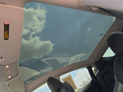 Used 2024 Tesla Model Y Long Range image 29