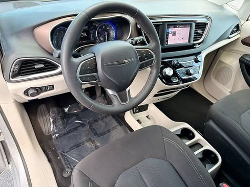 Used 2023 Chrysler Voyager LX FWD image 10